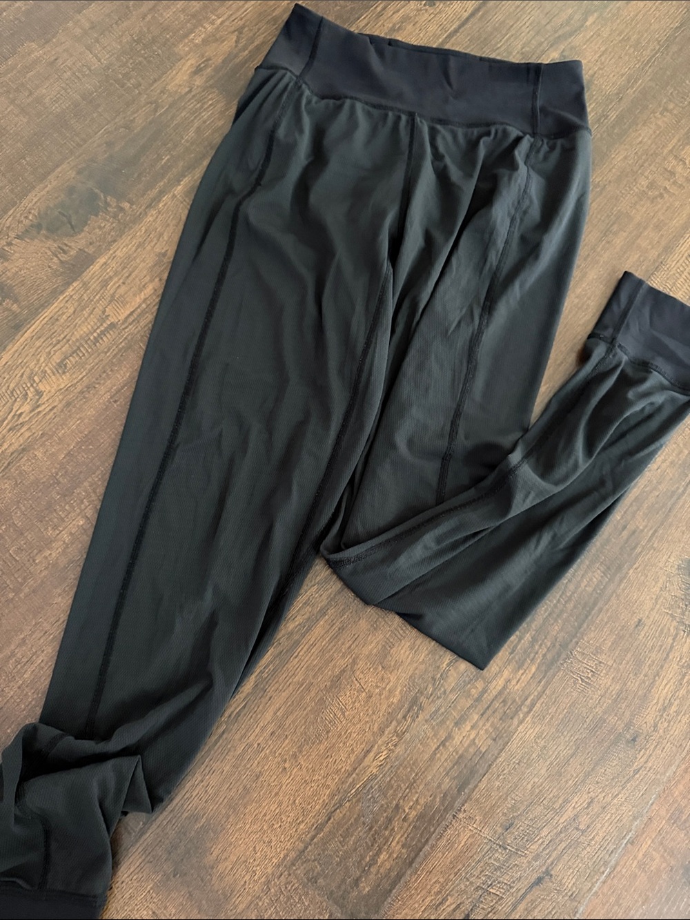 Lululemon Everyday Black Stretch Leggings. Mesh